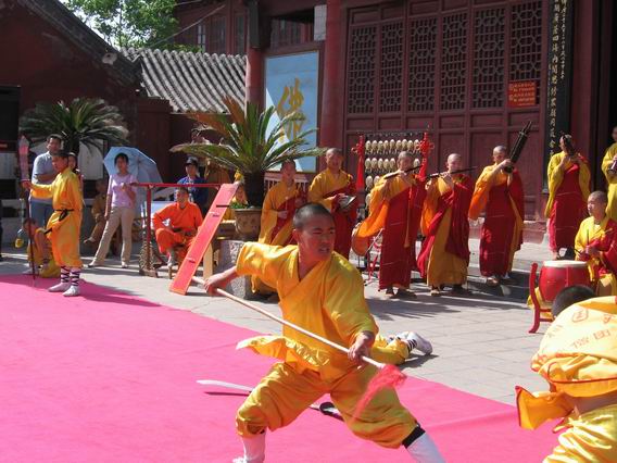 File:Demonstrating Kung Fu at Daxiangguo Monestary, Kaifeng, Henan.JPG