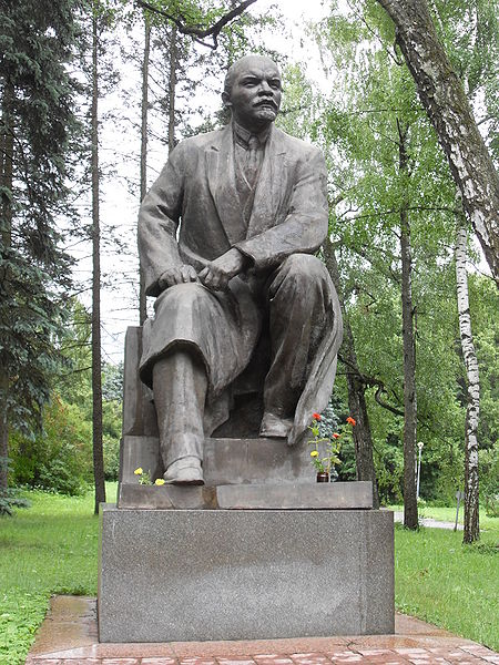 File:Sitting Lenin monument in Gorki Leninskiye.jpg